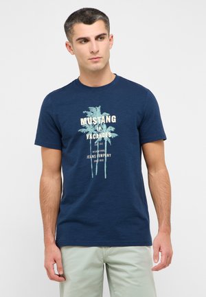 Navyblaue Baumwoll-T-Shirt mit einem Palmenbaum-Graphic und hellgrünem Text. Runder Halsausschnitt und kurze Ärmel. Lässige Passform.