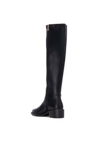 Botas de cuero negras hasta la rodilla con cremallera lateral, punta redonda y un tacón bajo. Textura suave y diseño minimalista.