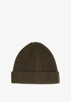 Dunkelolivgrüner gerippter Strickmütze mit umgeschlagenem Bündchen, flach auf einem weißen Hintergrund gezeigt.
