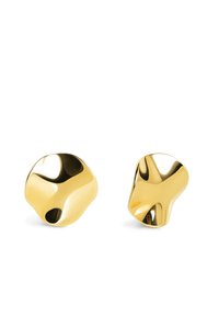 Ohrringe aus goldfarbenem Metall mit organischer, abstrakter Form. Glatte, reflektierende Oberfläche mit poliertem Finish und ohne sichtbare Hardware.