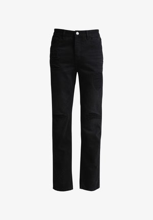 Mustat suorat farkut, joissa on kulutetut kohdat reisissä ja polvissa, edessä nappikiinnitys ja taskut, ilman taustaa.