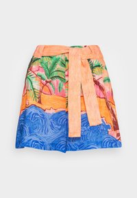 Shorts taille haute avec une large ceinture orange, ornés d'un motif tropical coloré de palmiers, de sable et de vagues océaniques bleues.