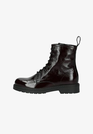Kotníková bota na šněrování z lesklé bordó lakované kůže. Má kulatou špičku, strukturovaný povrch a pevnou gumovou podrážku.