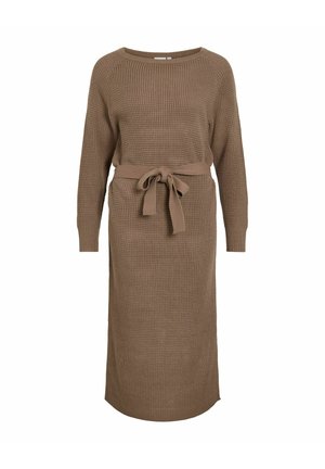 Vestido de punto marrón con un corte holgado, mangas largas y un lazo en la cintura. Presenta un patrón texturizado y un escote redondo.