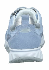Lichtblauwe sportschoen met suede en mesh texturen. Voorzien van zilveren metallic accenten en een gewatteerde witte zool. Achteraanzicht vastgelegd.