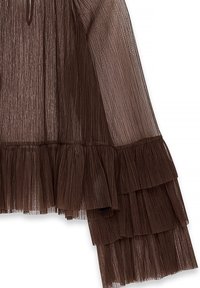 Top plissé marron avec une texture transparente, des volants superposés au bas et aux manches, et un design fluide et léger.