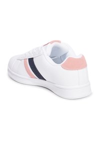 Sneaker bianco con strisce rosa e blu navy, accentuazione sul tallone testurizzato rosa, design con lacci e suola in gomma. Materiale sintetico liscio.