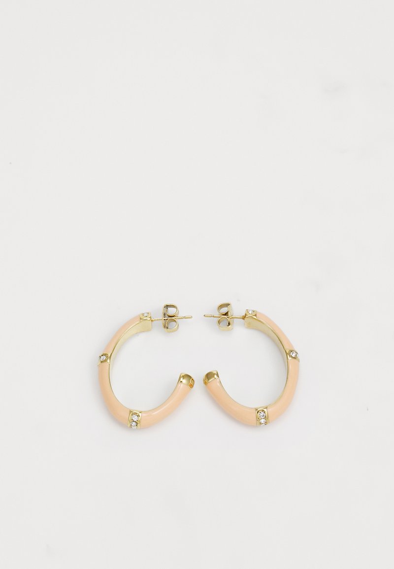 Boucles d'oreilles en or avec une finition émaillée pêche. Présente cinq accents transparents le long de la bande. Fermeture standard à poussoir.