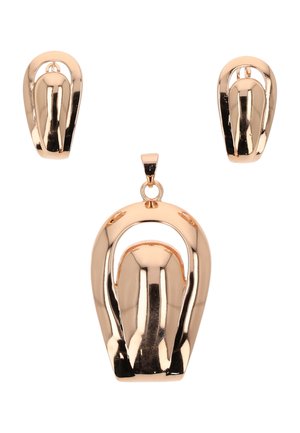 Aranyszínű fém fülbevalók és hozzáillő medál sima, ívelt absztrakt mintával és polírozott, tükröződő felülettel.