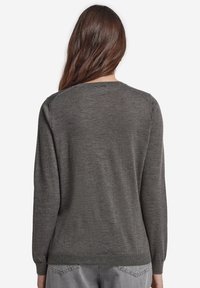 Grauer Sweatshirt aus weichem Stoff, mit langen Ärmeln, einem runden Ausschnitt sowie gerippten Bündchen und Saum, mit einer glatten Textur.