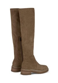 Brązowe zamszowe kozaki sięgające za kolano z bocznym zamkiem błyskawicznym, teksturowanym wykończeniem i dekoracyjnymi akcentami z kryształków wzdłuż podeszwy.