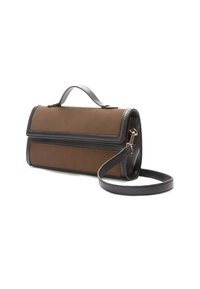 Hnedá látková kabelka s čiernym koženým remienkom a lemovaním. Má preklápaciu klapku a rúčku, ktorá zdôrazňuje elegantné línie a štruktúrovaný tvar.