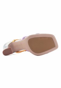 Sandal con tacco trasparente con accenti viola e oro. Parte superiore liscia con cinturino regolabile. Suola piatta in gomma con scanalature orizzontali.