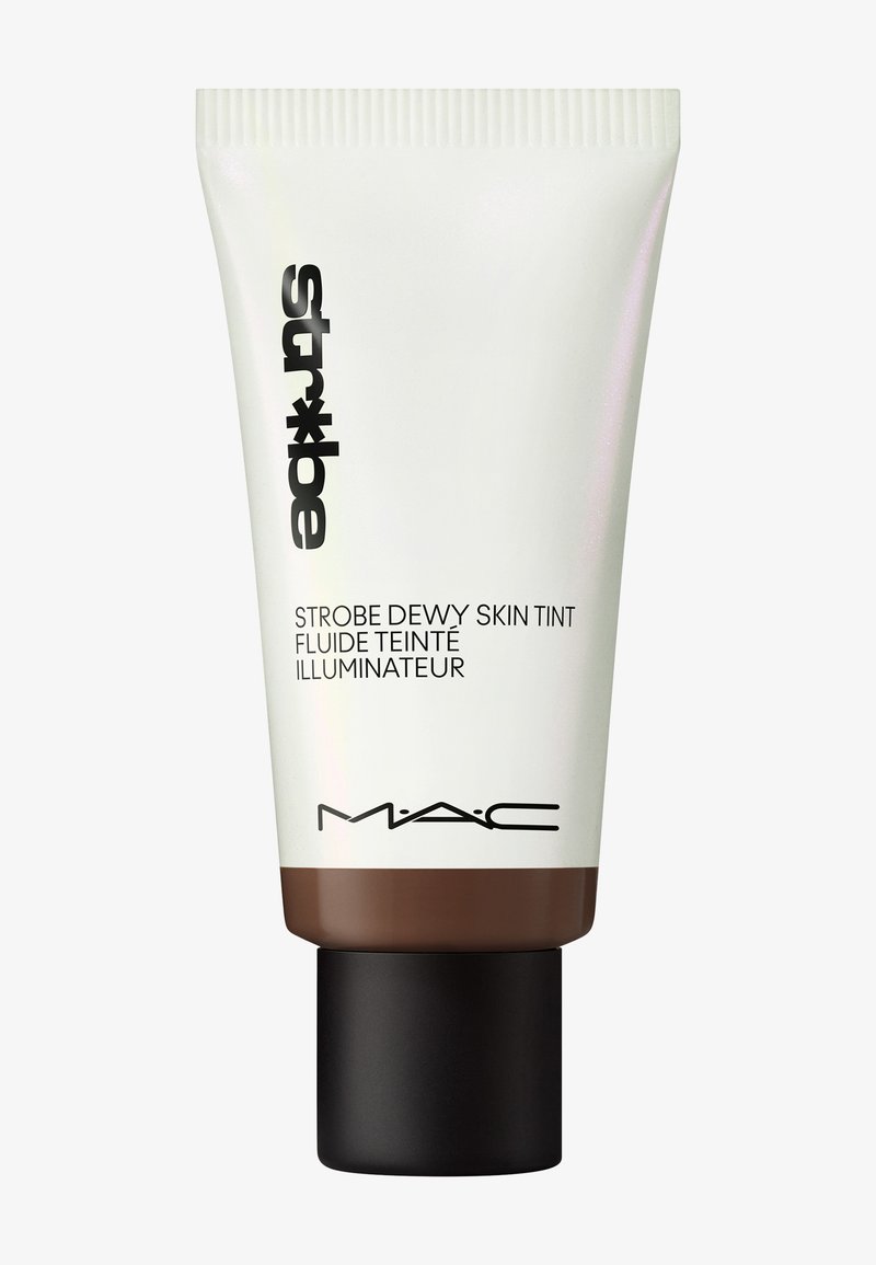 Quetschflasche des MAC Strobe Dewy Skin Tint mit einem weißen Körper, schwarzem Text und einer braunen Basis, versehen mit einem schwarzen Deckel.
