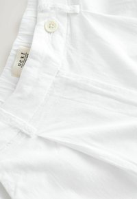 PETITE FIT - RICH CITY - Shorts - white