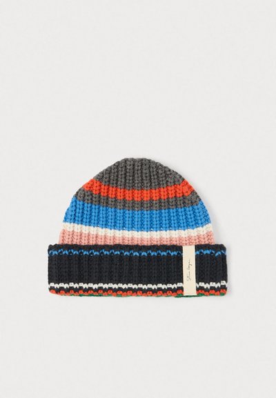 Bonnet tricoté avec de larges rayures horizontales en gris, rouge, bleu, blanc, rose et noir, présentant un revers et une petite étiquette de marque.