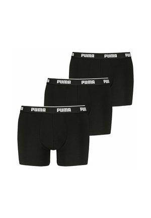 Trzy czarne bokserki Puma z białym logo Puma na elastycznym pasku, ułożone w stopniowany rząd na białym tle.