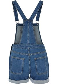 Salopette en denim avec bretelles ajustables, dos ajusté et shorts à ourlet retroussé. Deux poches arrière visibles, couleur bleu moyen avec une légère texture.