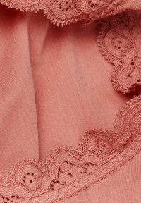Blush-pinke Stoff mit zarter floraler Spitzenkante am Rand, verziert mit feiner Stickerei und einer weichen, glatten Textur.