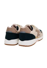 Scarpe sportive con un design in materiali misti, dettagli beige, blu navy e rosa, tessuto a maglia testurizzato e suola in gomma bianca.