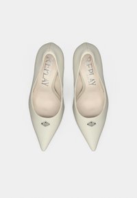 Μπεζ παπούτσια με μυτερή μύτη κατασκευασμένα από λείο συνθετικό υλικό, με μεταλλικό διακοσμητικό λογότυπο Replay στην εξωτερική πλευρά.