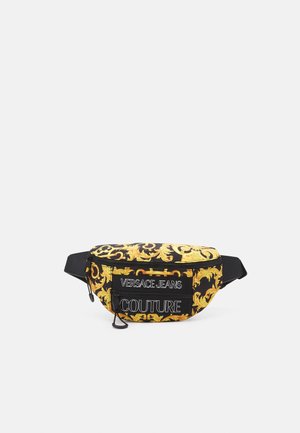 Banane Versace Jeans Couture noire et dorée à motifs, avec poche avant zippée et sangle noire réglable.