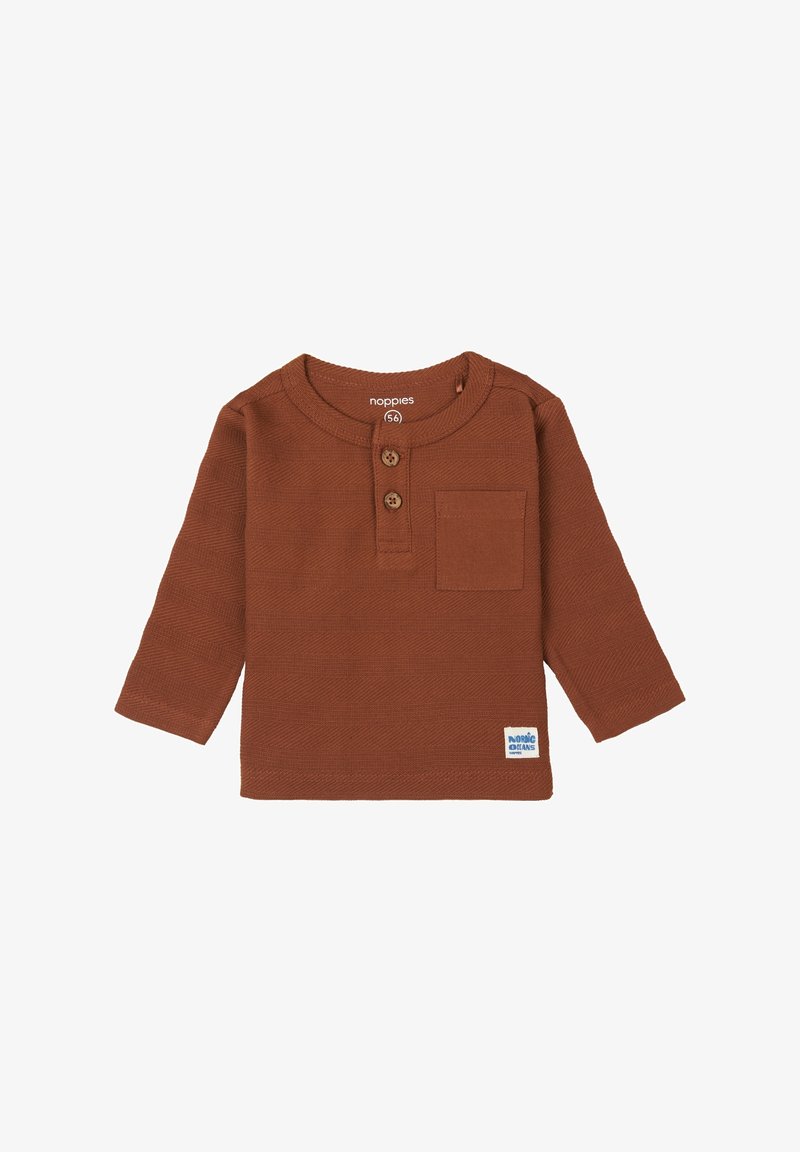 Chemise pour bébé à manches longues marron avec poche poitrine, deux boutons à l'avant, tissu texturé et une petite étiquette blanche portant l'inscription Nordic Oceans.