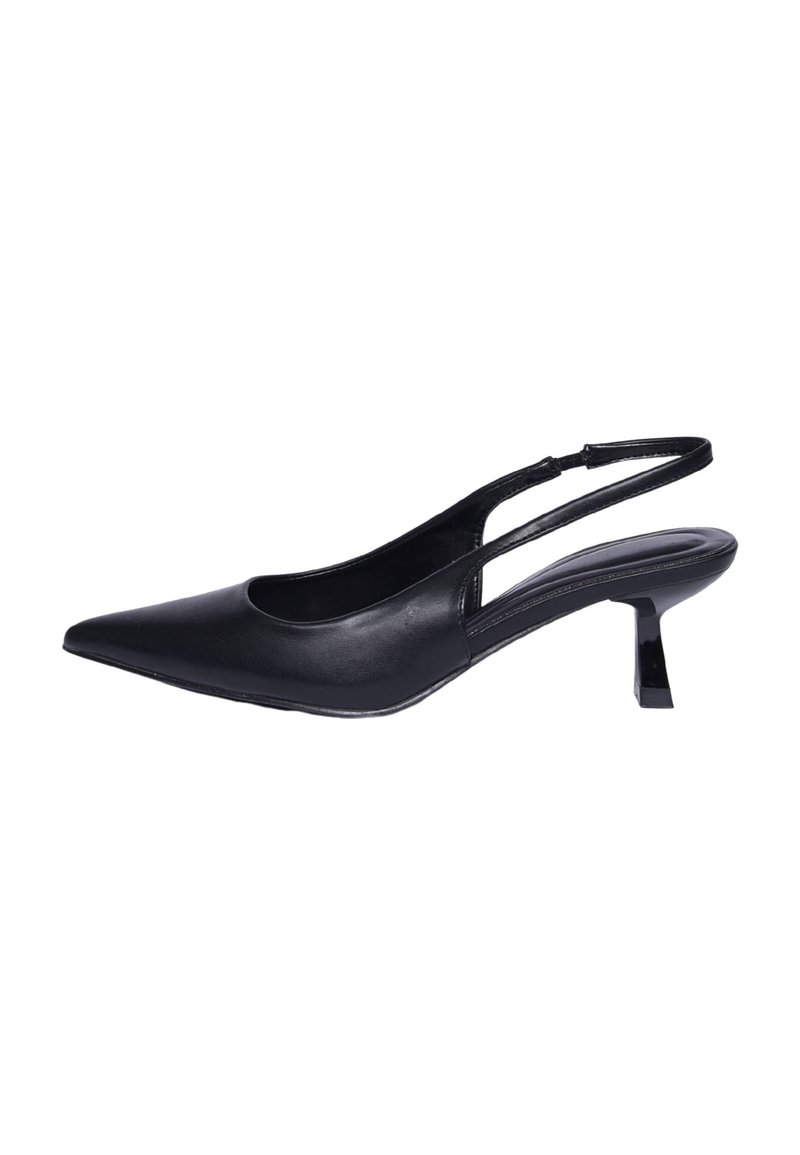Tacchi slingback in pelle nera con punta affusolata e tacco cubano basso. Presentano dettagli a intaglio e una texture liscia.