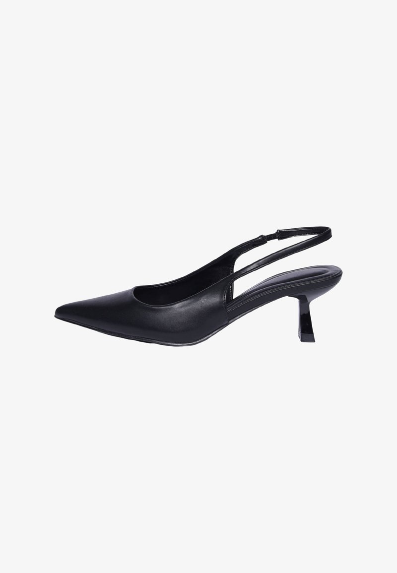 Tacchi slingback in pelle nera con punta affusolata e tacco cubano basso. Presentano dettagli a intaglio e una texture liscia.