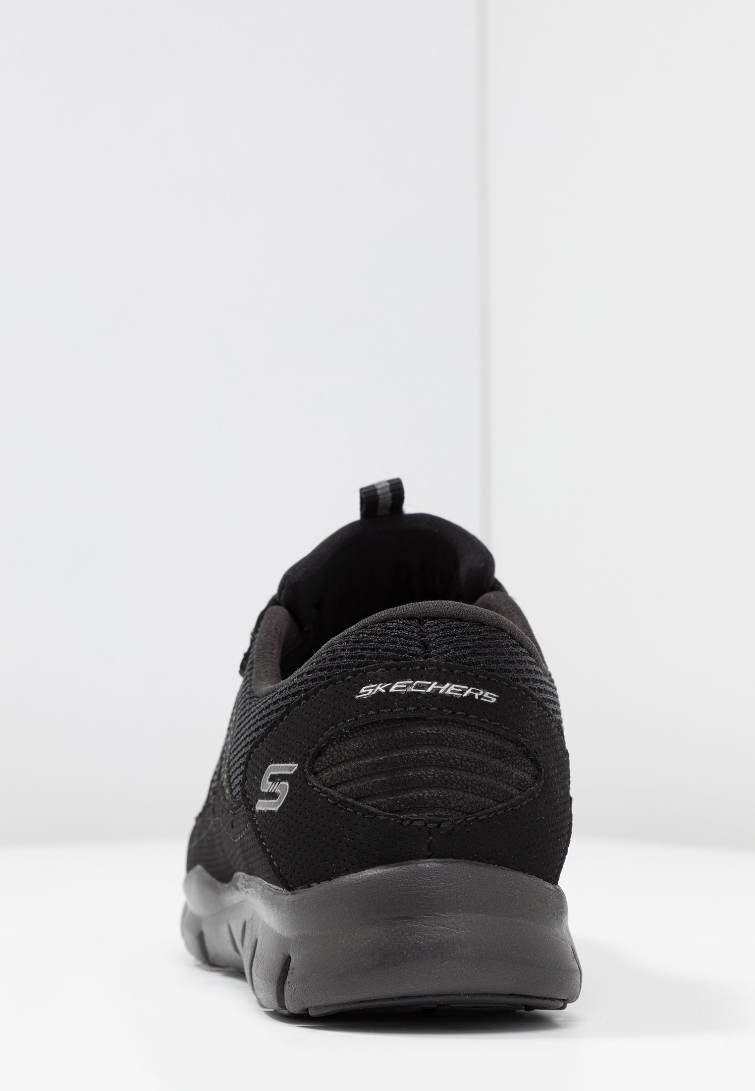 wide fit nike trainers