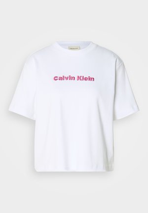 Hvit bomulls t-skjorte med kort ermer og rund hals, med "Calvin Klein" brodert i rosa bokstaver over fronten.