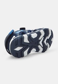Tumesinine sneaker valge kummitald, mustri jaotusega ning mustade aktsentidega. Omab Velcro rihma ja võrkkangast ülemist osa, mis tagab õhuringluse.