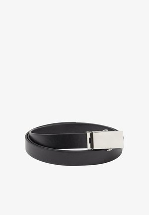 Musta nahkavyö, joka on kierretty sileästi ja jossa on suorakulmainen hopeinen metallisolki valkoisella taustalla.