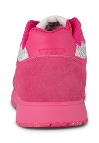 Rosa Sportschuh mit strukturiertem Wildleder und Netzpaneelen. Verfügt über ein weißes Reptilmuster-Akzent an der Seite und geprägte Markenlogos.