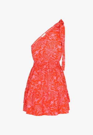 Een een-schouder jurk in levendig rood met een roze bladerenpatroon. Heeft een elastische taille en een gelaagde jurk met ruffle. Vastgebonden detail op de schouder.