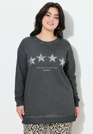 Harmaa pitkähihainen huppari, jossa on hopeisia tähtigrafiikoita ja teksti "Since 2006 Stay Always True" alla. Ribbaatut hihansuut ja helma.