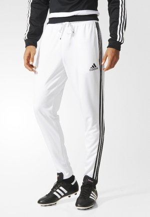 Witte sportbroeken met een zwarte trekkoord, voorzien van drie zwarte strepen aan elke kant en een Adidas-logo op de linker dij.