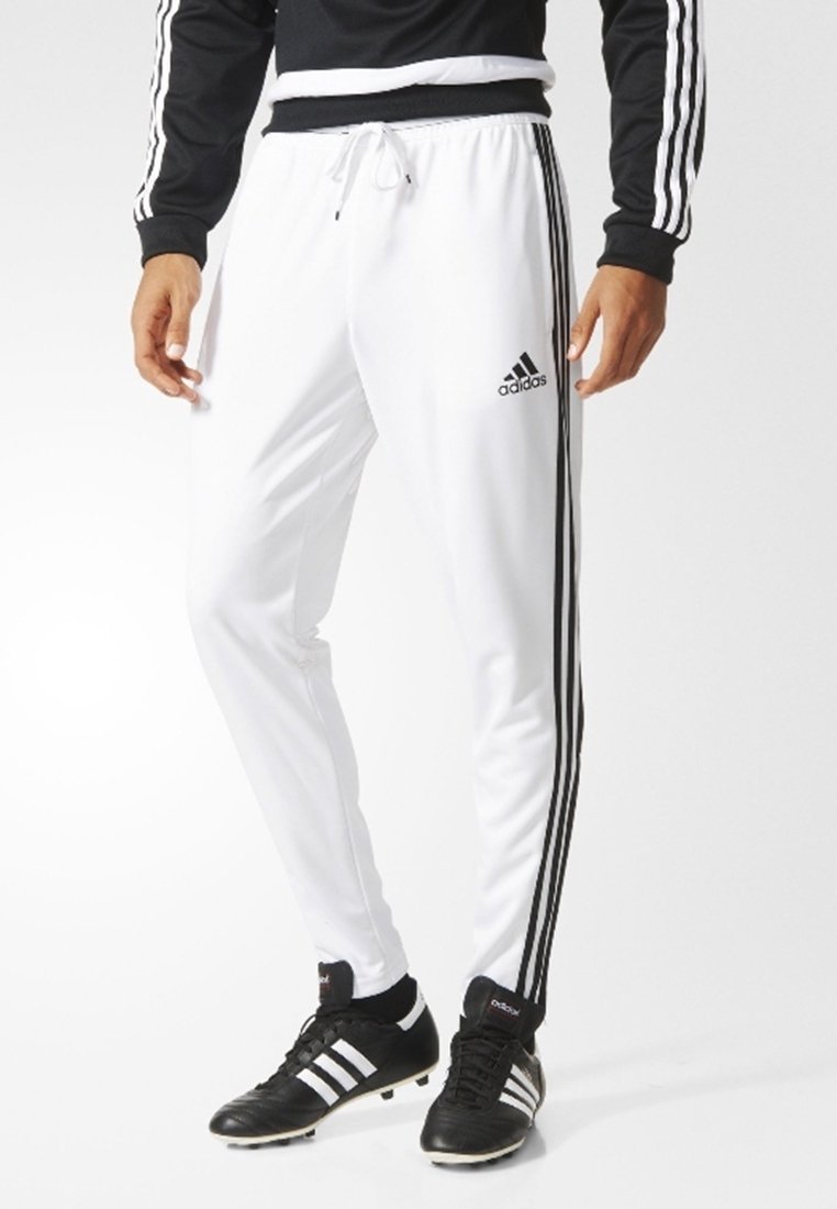 Vita sportbyxor med svart dragsko, med tre svarta ränder längs varje sida och en Adidas-logotyp på vänster lår.
