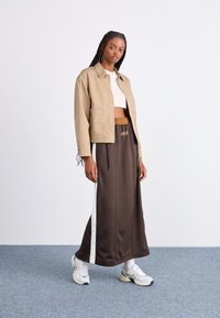 Nike Sportswear Maxiszoknya - velvet brown/light british tan