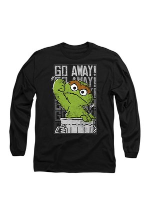 Schwarzes langärmliges T-Shirt mit einem Aufdruck eines grünen Charakters mit einer braunen Haarlocke und erhobenem Arm, Text "Geh weg!" in grauer, abgenutzter Schrift.