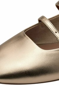 Zlaté metalické baleríny Mary Jane s hladkým koženým povrchem, zaoblenou špičkou a úzkým páskem přes střed chodidla s jemným prošíváním.