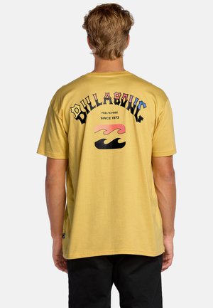 Geel katoenen T-shirt met een kleurrafdruk op de achterkant met gestileerde tekst en golfmotieven. Korte mouwen, relaxed fit.