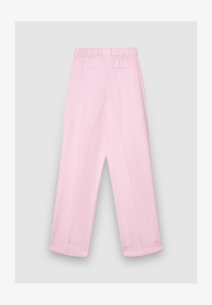 Pantalon rose clair avec taille élastique, coupe à jambes larges et détail discret de plis. Texture lisse et ourlet revers aux chevilles.