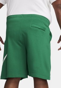 Nike Sportswear SPORTSWEAR CLUB - Pantalones deportivos - malachite white white