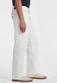 Guess Jeans Avar lõikega teksad - gj bull white