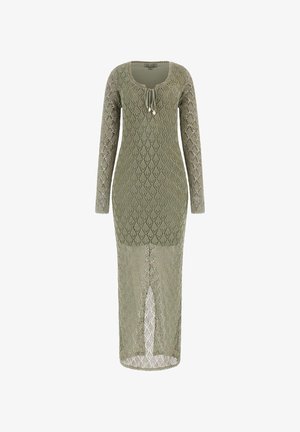 Rochie lungă, de culoare verde măslinie, tricotată, cu un model în formă de diamant, decolteu rotund, mâneci lungi și detaliu cu șnur la gât.