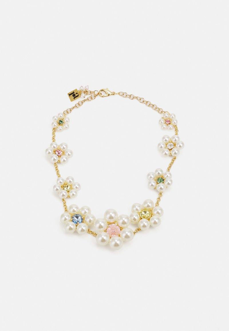 Collier en chaîne dorée présentant des clusters de fausses perles blanches et des gemmes en forme de fleurs en rose, bleu, vert et jaune, pour des accents décoratifs.