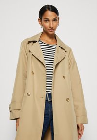GAP Gabardina - khaki