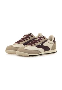 Zapatillas beige y burdeos con parte superior de ante y malla, punta redonda, diseño de cordones y suela de goma texturizada. Estilo atlético clásico.