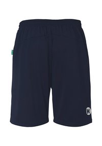Marineblauwe sport shorts gemaakt van lichte materialen, met een elastische tailleband en een witte logo-accent aan de onderkant aan de rechterzijde.
